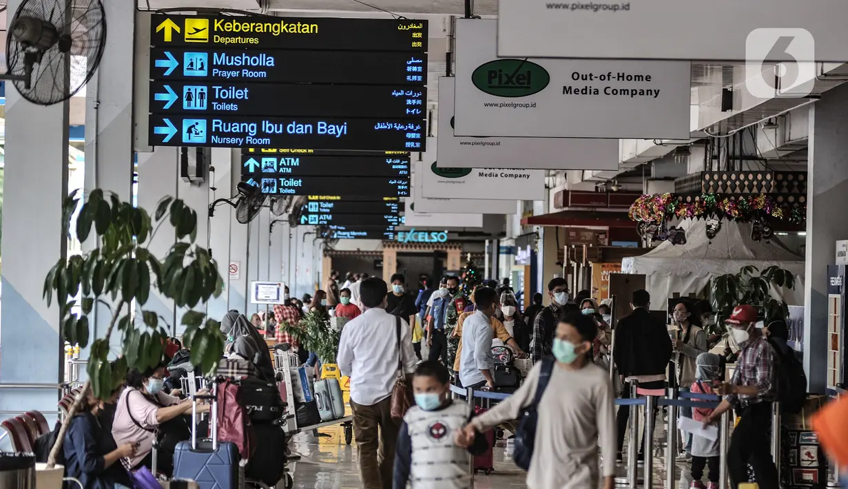 Calon penumpang memadati Bandara Halim Perdanakusuma, Jakarta, Kamis (17/12/2020). Pemerintah mewajibkan penumpang semua moda transportasi yang masuk dan keluar Jakarta untuk melakukan rapid test antigen mulai 18 Desember 2020 - 8 Januari 2021. (merdeka.com/Iqbal Nugroho)