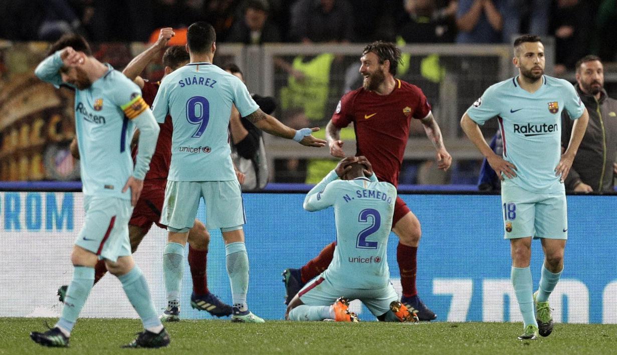 Para pemain Barcelona tampak kecewa usai ditaklukkan AS Roma pada laga leg kedua perempat final Liga Champions, di Stadion Olimpico, Selasa (10/4/2018). AS Roma menang 3-0 atas Barcelona. (AP/Andrew Medichini)