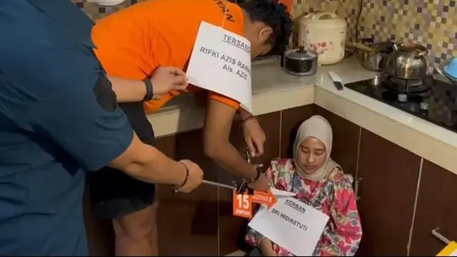 Rekonstruksi tersangka Rifki Azis Ramadhan memperagakan adegan saat membunuh ibunya di rumahnya, Jalan Takong, Tapos, Kota Depok.