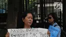 Kaum ibu yang tergabung dalam Emak-Emak Indonesia membentangkan poster saat aksi di depan Gedung Polda Metro Jaya, Jakarta, Minggu (29/9/2019). Mereka juga menuntut Presiden Jokowi untuk menghentikan intimidasi serta kriminalisasi pejuang demokrasi. (Liputan6.com/Herman Zakharia)