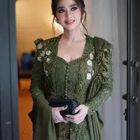 Dalam perayaan HUT ke-80 TNI, Dewi Perssik kembali membuktikan pesonanya di atas panggung. [@dewiperssik9].