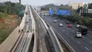 Penampakan proyek Light Rail Transit (LRT) Jabodebek di Jakarta, Minggu (12/8). Progres pembangunan proyek yang dimulai sejak 2015 tersebut sampai saat ini telah mencapai 41 persen. (Liputan6.com/Immanuel Antonius)