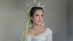 Penyanyi Raisa berpose sebelum melangsungkan akad nikah. Minggu 3 September 2017 menjadi hari terindah Raisa. Raisa tampil cantik mengenakan kebaya putih saat menikah dengan Hamish Daud. (Instagram/@marlenehariman)