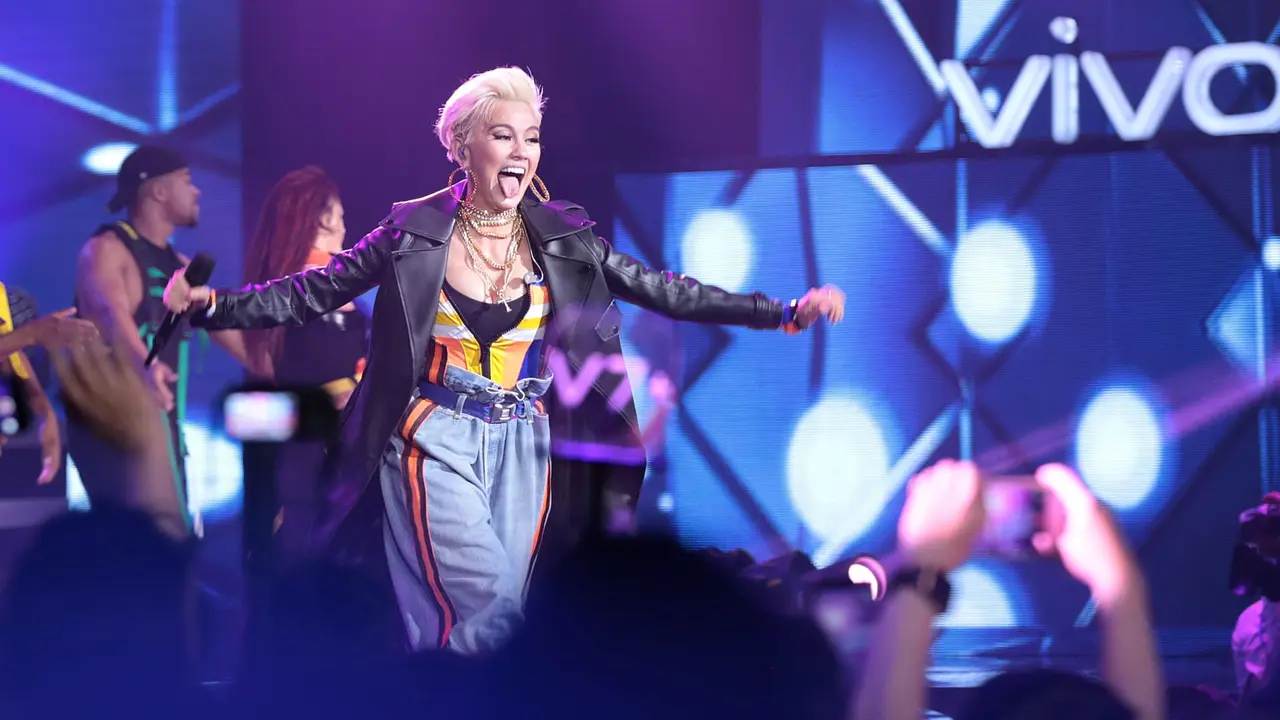 [Bintang] Reaksi Agnez Mo Soal Long As I Get Paid Menuai Kontroversi