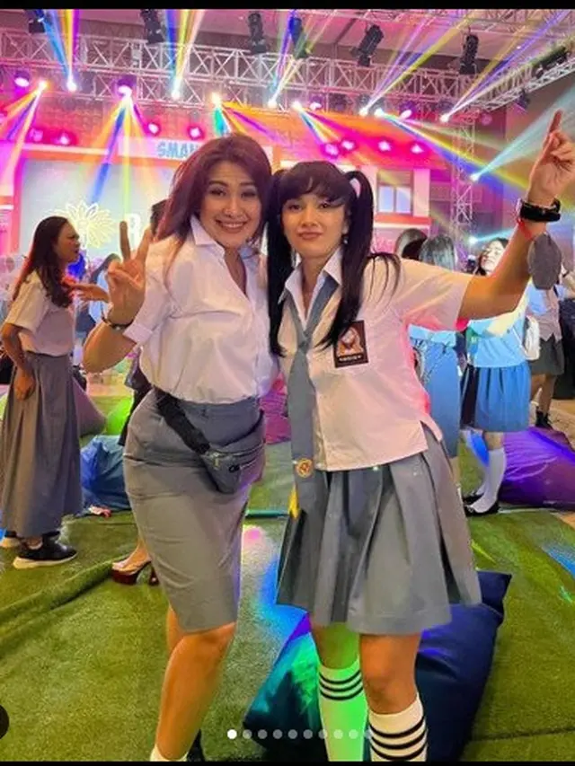 Sederet artis tanah air pakai seragam SMA di pesta ulang tahun Ussy Sulistiawaty ke-41 (Foto: Instagram @lizanataliaofficial)