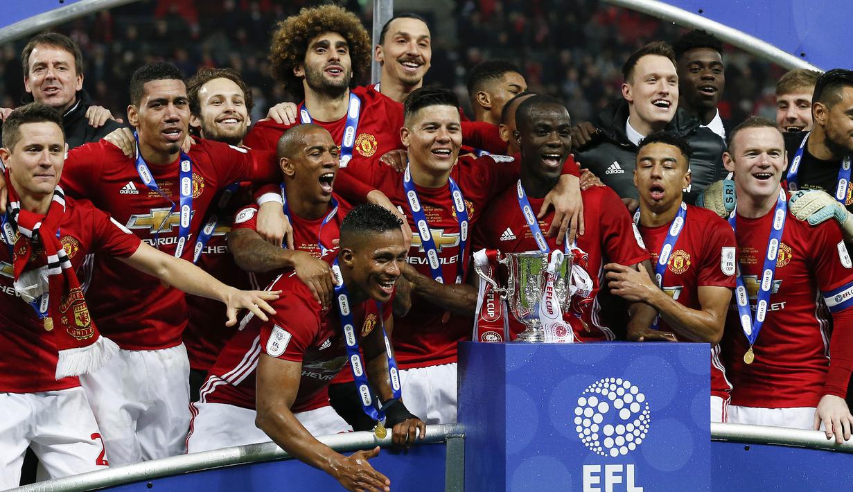 Para pemain Manchester United merayakan keberhasilan meraih gelar Piala Liga usai menaklukkan Southampton di Stadion Wembley, Inggris, Minggu (26/2/2017). MU menang 3-2 atas Southampton. (AFP/Ian Kington)