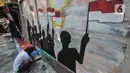 Warga menyelesaikan pembuatan mural bertema Kemerdekaan RI di "Kampung Merdeka" RW 04 Kelurahan Kebon Melati, Tanah Abang, Jakarta, Rabu (11/8/2021). "Kampung Merdeka" dihias dengan mural dan beragam ornamen merah putih dalam rangka menyambut Hari Kemerdekaan ke-76 RI. (merdeka.com/Iqbal S Nugroho)