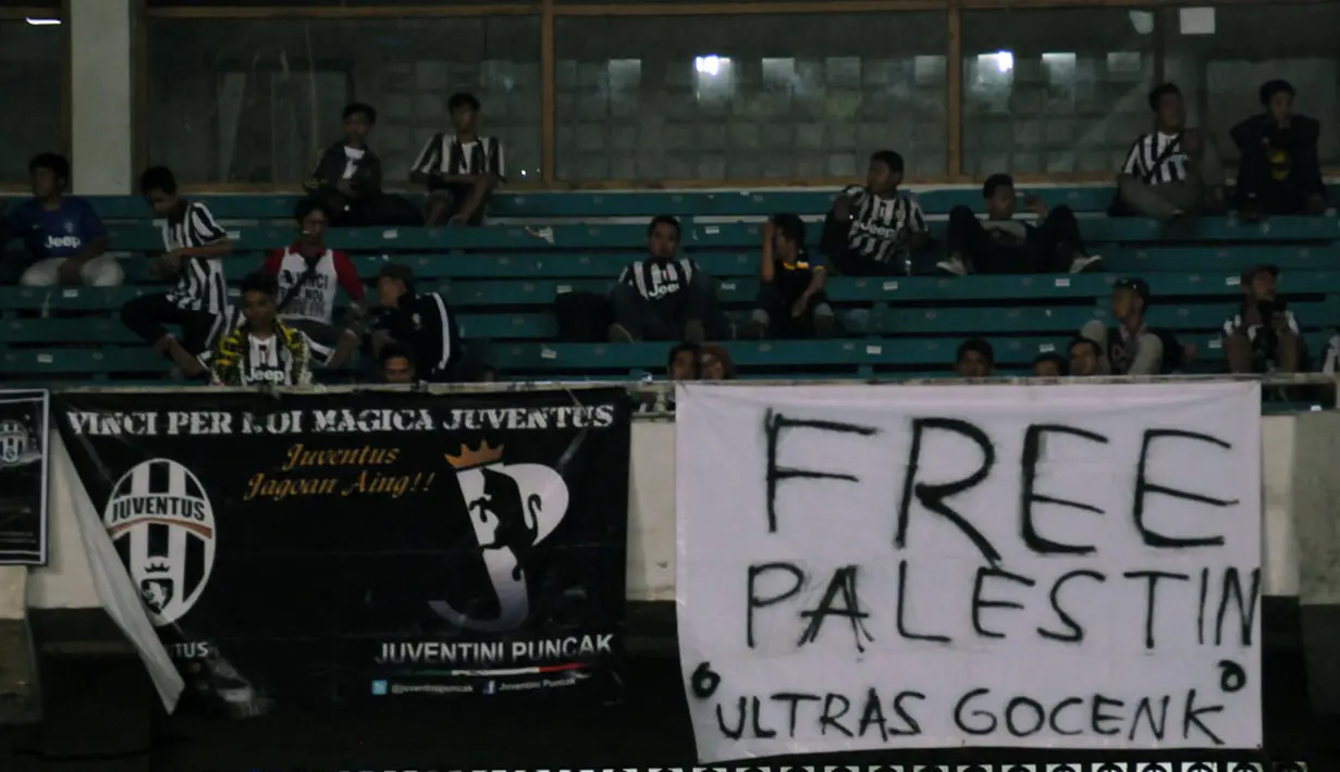Beberapa suporter membentangkan spanduk dukungan buat negara Palestina saat menyaksikan laga persahabatan ISL All Stars vs Juventus di Stadion GBK, Jakarta, (6/8/2014). (Liputan6.com/Helmi Fithriansyah)