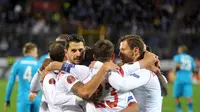 Para penggawa Sevilla merayakan gol ke gawang Zenit St Peterseburg dalam perempat final leg kedua European League, Jumat (24/4/2015). (AFP)