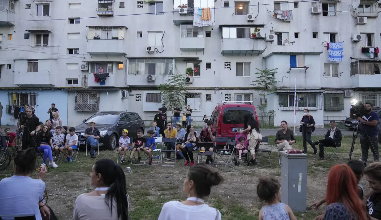 Warga menyaksikan pemutaran sejumlah film bertema kekerasan aparat, dalam sebuah festival 'outdoor' di Bucharest, Rumania (31/8/2021). You Did Not See Anything, Kathe, Akana! dan Here and Now! merupakan judul-judul film yang ditampilkan di festival film tersebut . (AP Photo/ Vadim Ghirda)