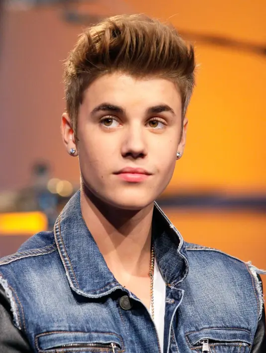 Di Juni 2012, Justin Bieber tampil berbeda dan terlihat dewasa dengan gaya rambut ini, ya! (Paul Drinkwater/NBC/Getty/USMagazine)