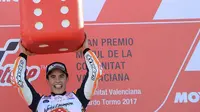 Selebrasi pebalap Repsol Honda, Marc Marquez, setelah menggenggam titel juara dunia MotoGP 2017, di Sirkuit Ricardo Tormo, Valencia, Minggu (12/11/2017). (AP Photo/Alberto Saiz)