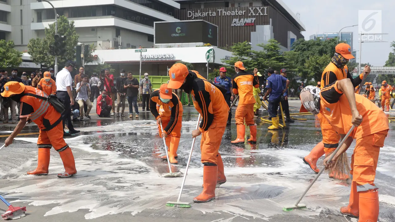 Anies Baswedan Bersihkan Residu Gas Air Mata