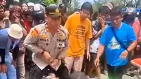 Aksi Terpuji Kapolsek Medan Tuntungan Lepas Seragam Dinas Demi Tutupi Jasad Koban Kecelakaan