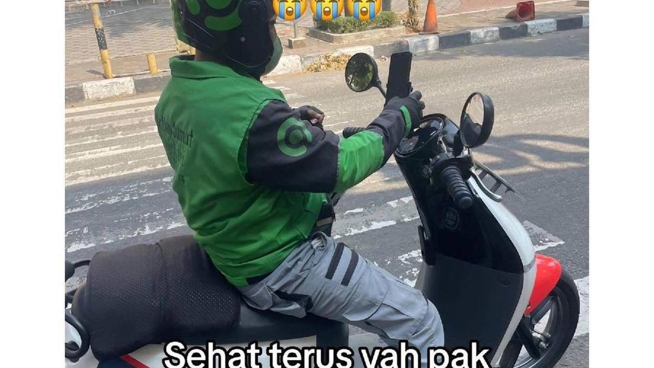 "Di sini saya sengaja foto bapak nya dalam keadaan saya berderai air mata 😭😭😭😭 Sehat terus ya pak, bapak keren 🥰🥰," tutupnya. <br>
