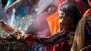 Seorang umat berdoa di Matatirtha Nepal, 6 Mei, 2016. Ritual yang digelar berupa menyajikan sesajen dan mandi bersama di sungai. (REUTERS / Navesh Chitrakar)