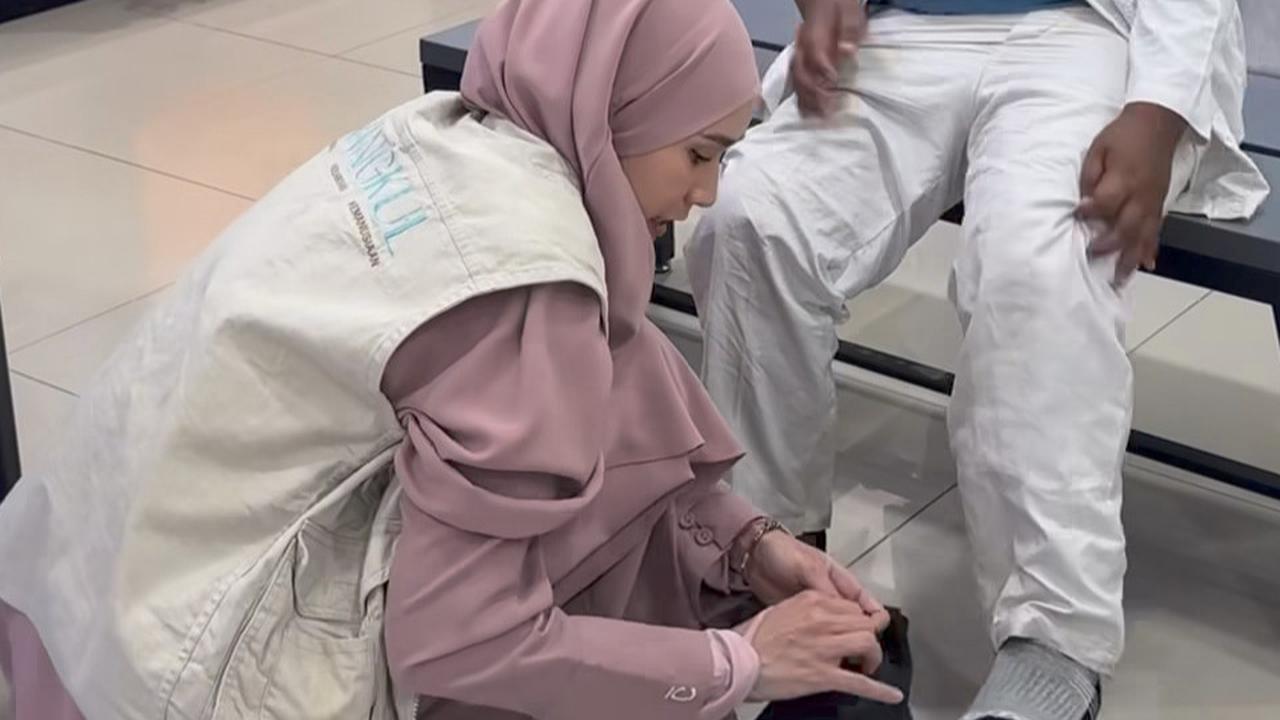 Zaskia Adya Mecca Belikan Sepatu Untuk Anak Kurang Mampu, Bahagia Akhirnya Punya Sepatu Pertama Dalam Hidup