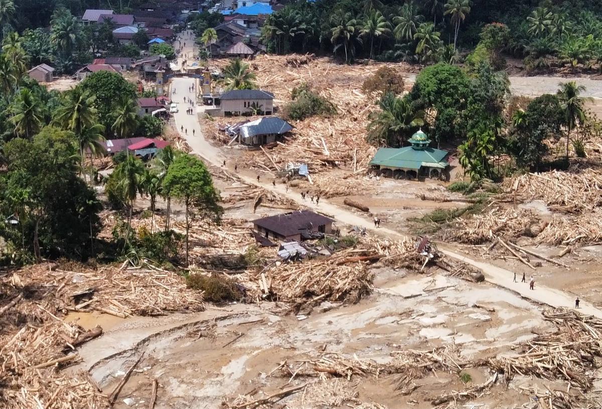FOTO: Potret Kayu Gelondongan Hancurkan Rumah dan Fasilitas Warga