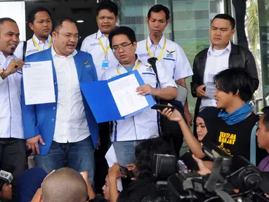 Sejumlah kader Partai Demokrat menunjukkan berkas-berkas pernyataan sikap menolak RUU KPK di Gedung KPK, Jakarta, Rabu (17/2). Kedatangan mereka ke kantor lembaga yang dipimpin Agus Rahardjo tersebut untuk memperkuat sikapnya. (Liptan6.com/Helmi Afandi)