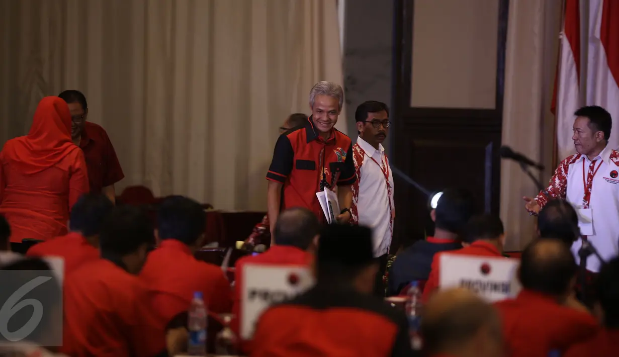 Gubernur Jawa Tengah Ganjar Pranowo hadir dalam Rapat Koordinasi Bidang Kemaritiman TIngkat Nasional PDIP di Jakarta, Minggu (24/4/2016). Rakor tersebut dihadiri sekitar 1000 kader PDIP se-Indonesia. (Liputan6.com/Faizal Fanani)
