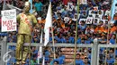 Seorang lelaki mengecat tubuhnya dengan warna emas saat May Day 2016 di GBK, Jakarta, Minggu (1/5) GBK merupakan titik kumpul para Buruh dalam penyampaian aspirasi buruh saat Perayaan Buruh Internasional. (Liputan6.com/Helmi Afandi)