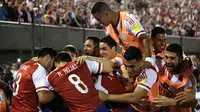 Selebrasi para pemain timnas Paraguay setelah menjebol jala Cile, Jumat (2/9/2016). (AFP)