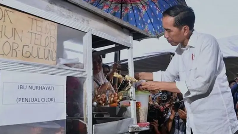 Saat Jokowi Jajan Cilok di Ciracas
