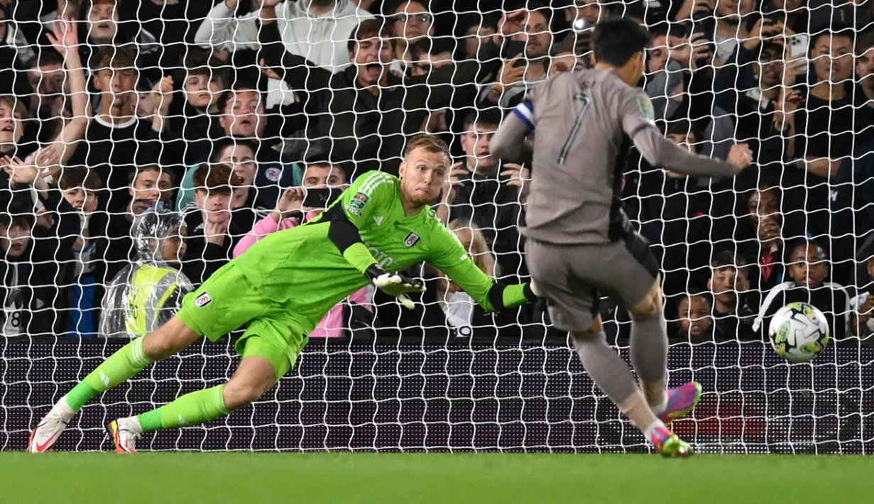 Sementara tiga pemain Tottenham Hotspur yang menuntaskan tugasnya sebagai eksekutor penalti adalah Son Heung-min, Dejan Kulusevski, dan James Maddison. (Glyn KIRK/AFP)