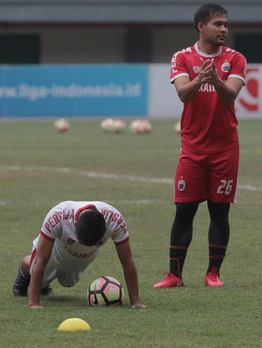Pemain Persija Jakarta, Andritany (kanan) dan Bambang Pamungkas saat sesi latihan di Stadion Patriot Bekasi, Sabtu (11/11/2017). Latihan tersebut jelang melawan Bhayangkara FC. (Bola.com/Nicklas Hanoatubun)