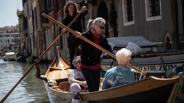 Mendayung Perahu Gondola