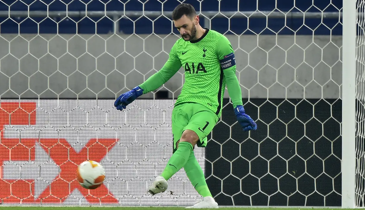 Hugo Lloris mungkin tidak dalam performa terbaiknya di musim ini. Namun, ia tetap mampu tampil impresif dengan menorehkan 73 penyelamatan dan 10 cleansheet sejauh ini. Lloris juga mampu membuat 185 umpan jauh sukses dari 324 percobaanya, sehingga mencapai efisiensi 57,1%. (AFP/Attila Kisbenedek)