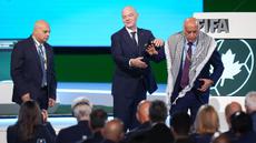Presiden FIFA, Gianni Infantino, menjadi sorotan setelah tindakannya yang berusaha menciptakan momen damai antara perwakilan asosiasi sepak bola Palestina dan Israel di panggung saat penutupan Kongres FIFA terbaru di Vancouver, Kanada, Kamis (30/4/2026) waktu setempat. (AP Photo/The Canadian Press/Darryl Dyck)