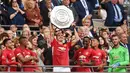 Manchester United meraih trofi perdana dibawah asuhan Jose Mourinho saat mengalahkan Leicester City pada ajang FA Community Shield di Wembley Stadium, London, (07/08/2016).  (EPA/Andy Rain)