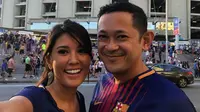 Titi Rajo Bintang dan suami nonton bola di Barcelona [foto: instagram]