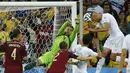 Sundulan kepala pemain depan Aljazair, Islam Slimani (kanan), tidak mampu diredam penjaga gawang Rusia, Igor Akinfeev, di laga penyisihan Piala Dunia Grup H di Stadion Baixada, Curitiba, Brasil, (27/6/2014). (REUTERS/Damir Sagolj)