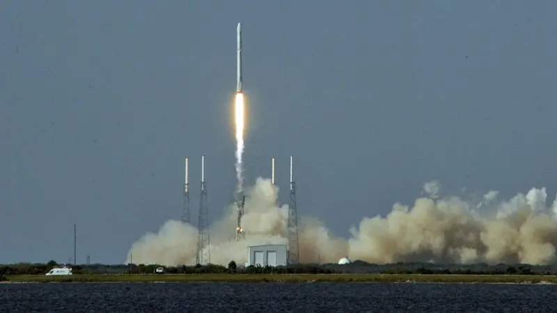Roket Raksasa Falcon 9 yang Membawa Tiga Wahana Antarika Canggih, Salah Satunya Milik Indonesia (AFP Photo)