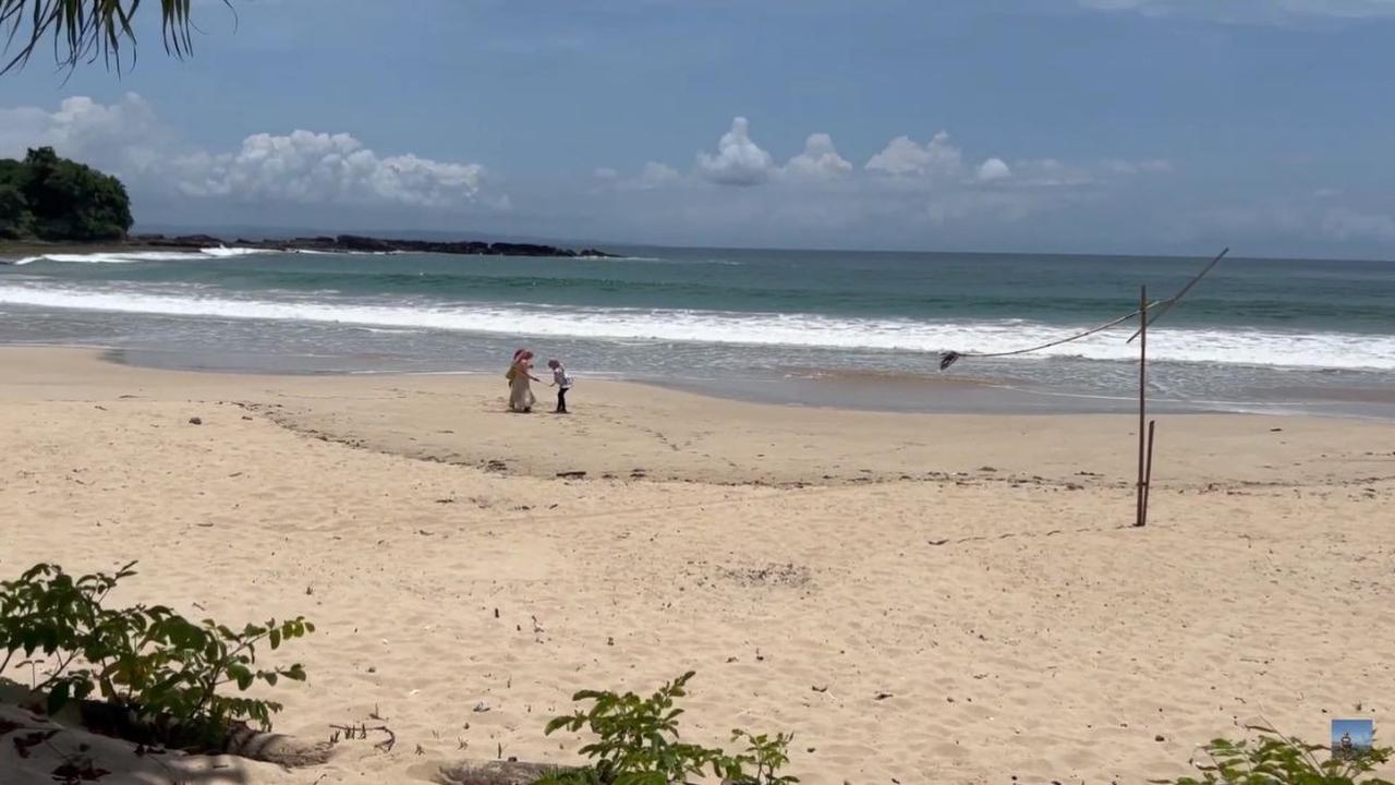 Indahnya Pantai Legon Pari, Bersih dari Sampah dan Pasirnya Putih