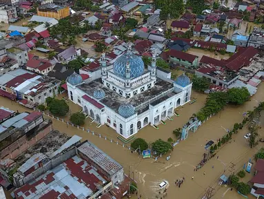 Foto udara menunjukkan bangunan, termasuk masjid, terendam banjir di Lhoksukon, Aceh Utara, Aceh, 3 Januari 2022. Banjir besar melanda Aceh Utara menyusul hujan deras di wilayah tersebut. (ZIKRI MAULANA/AFP)