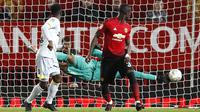 Kiper Manchester United, Lee Grant, berusaha menghalau bola saat melawan Derby County pada Piala Liga Inggris di Stadion Old Trafford, Rabu (26/9/2018). Manchester United takluk adu penalti 9-10 (2-2) dari Derby County. (AP/Martin Rickett)
