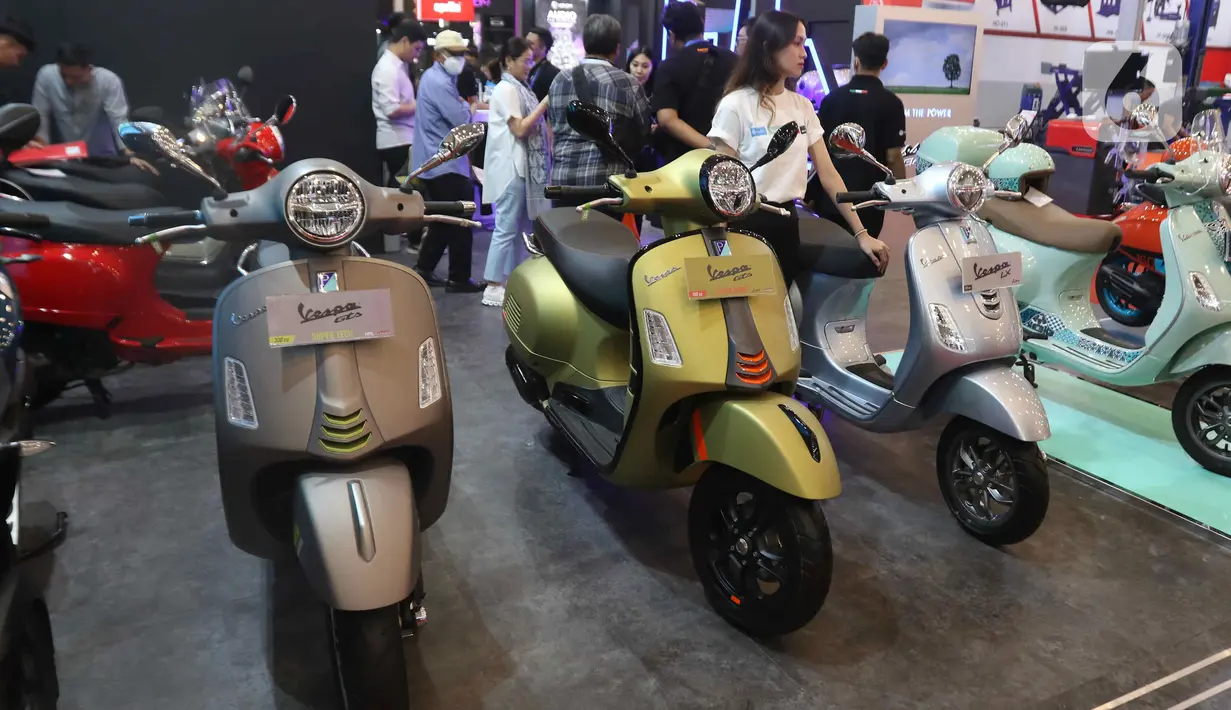 Pengunjung mengamati motor listrik yang dipamerkan pada ajang pameran otomotif Gaikindo Indonesia International Auto Show (GIIAS) 2022 di ICE BSD, Tangerang, Banten, Kamis (10/8/2023). (Liputan6.com/Angga Yuniar)