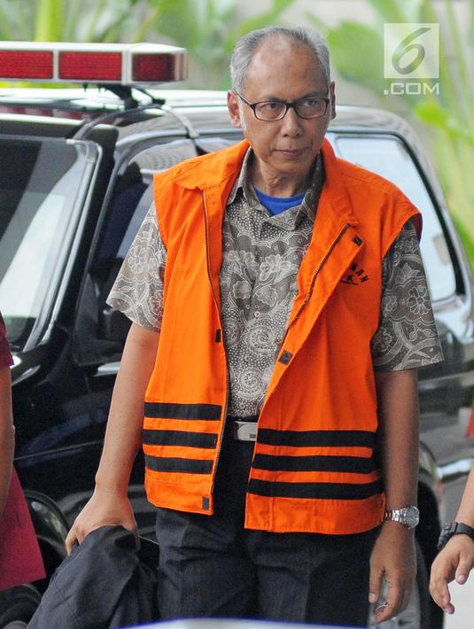 Dokter Bimanesh Sutarjo bersiap menjalani pemeriksaan di Gedung KPK, Jakarta, Rabu (31/1). Kasus yang menjerat Bimanesh bermula dari peristiwa menghilangnya Novanto pada 15 November 2017 lalu. (Liputan6.com/Herman Zakharia)