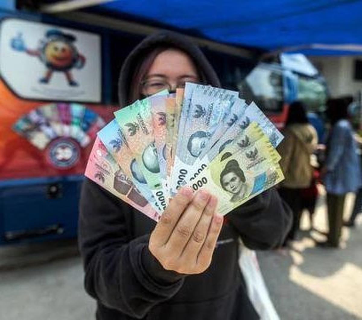 Tak hanya itu, Grandhis meminta nasabah yang telah menukar uang tidak melakukan menukarkan lagi kepada pihak lain.<br><br>&ldquo;Kami tidak mengharapkan nasabah melakukan penukaran berlebihan untuk dilakukan ditukarkan lagi di luar,&rdquo; kata Grandhis.<br>