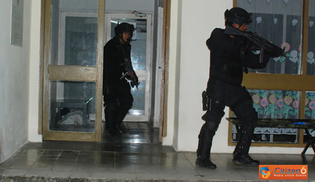 Citizen6, Tarakan: Pasukan elit TNI yang diterjunkan di kota Tarakan Kalimantan Timur berhasil merebut kembali empat objek vital, yakni gedung TVRI, Pelabuhan Malundung, Bandara Juwata dan Sat Radar Tarakan, Selasa (13/11). (Pengirim: Badarudin Bakri).