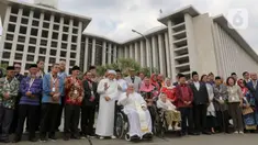 Pemimpin Takhta Suci Vatikan Paus Fransiskus (tengah depan) berfoto bersama dengan Imam Besar Masjid Istiqlal Nasaruddin Umar dan tamu undangan lainnya di Masjid Istiqlal, Jakarta, Kamis (5/9/2024). (Liputan6.com/Herman Zakharia)
