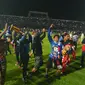 Kericuhan mewarnai jalannya duel Arema FC Vs Persib Bandung (Rana Adwa/Liputan6.com)