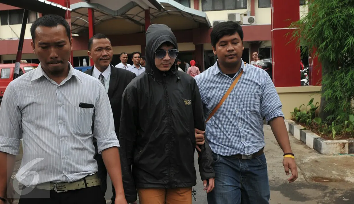 Pria berinisial AW, didampingi kuasa hukumnya seusai menjalani visum di RS Polri, Kramat Jati, Jakarta , Senin (29/2). Pria yang pernah bekerja sebagai asisten Saipul itu menjalani pemeriksaan hampir satu setengah jam lebih. (Liputan6.com/Faisal R Syam)