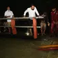 Eri Cahyadi saat meninjau banjir di Surabaya. (Dian Kurniawan/Liputan6.com)