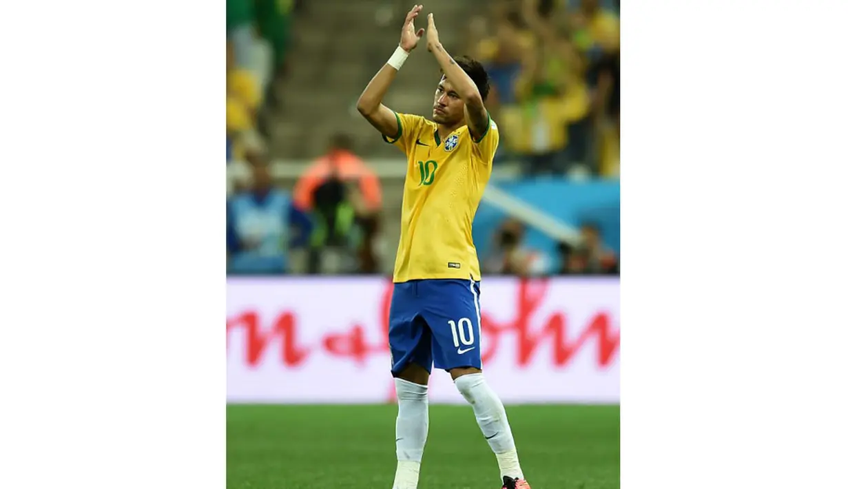 Neymar memberikan applaus kepada para suporter Brasil yang menyaksikan langsung laga perdana tim samba melawan Kroasia di Corinthians Arena, Sao Paulo, (13/6/2014). (AFP PHOTO/Vanderlei Almeida)