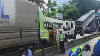 Truk Tronton Tabrak Separator Jalur Transjakarta, lalu Lintas di Jalan Gatot Subroto Macet