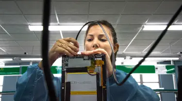 Teknisi wanita menyelesaikan proses perakitan tablet PC berteknologi Haier China di sebuah pabrik Industri Informatika, Komunikasi dan Elektronika Kuba (Gedeme), Havana, Kuba (15/5). (AFP Photo/Adalberto Roque)